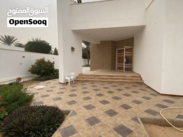 فيلا أرضية كبيرة للإيجار جنزور حي الكويت