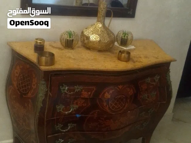 مدخل مصري للبيع بحالة الجديد  وبوفيه شاشه وديكور للشاشة