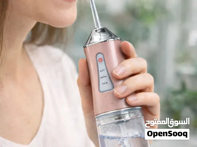 جهاز تنظيف الأسنان المائي