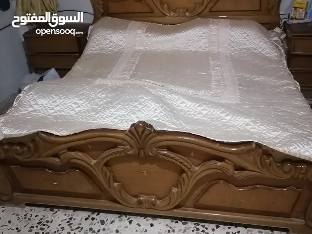 غرفه نوم موديل قديم خشب جيد ولا يوجد كسر فيها بحاله جيده
