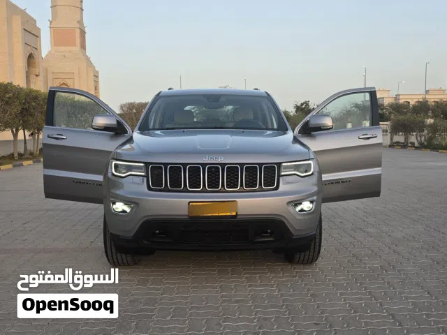 جيب جراند شيروكي وكالة عمان ممشى قليل بدون حوادث نهائيا تأمين شامل قمه بالنظافة