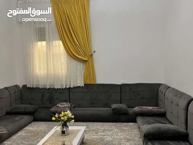 جلسة 8 مندير معها ستاير وطاولة وتريا