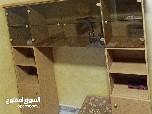 بوفيه خشب برفوف زجاجية بحالة ممتازة