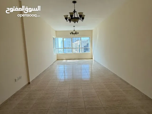 شقه للايجار السنوى 3 غرف وصاله وغرفه خادمه مع عدد 4 حمام مع جيم ومسبح وباركينج وتكييف مجانى