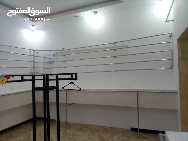 ستاند لعرض الملابس مع ديكور كروم