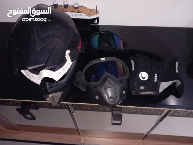 خوذه مع قفازات درجه مستعمل بس قيمته حقيقيه فوق 90