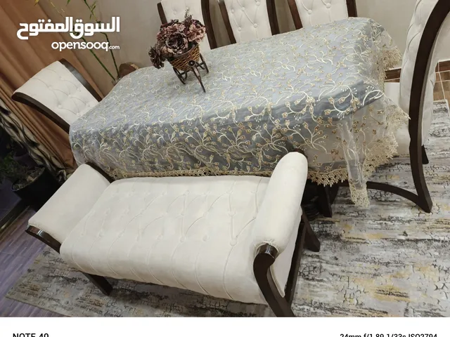 غرفت ضيوف تفصيل مستعمل بحاله الجديد مع طاولت سفره مع سجاده معطاوله