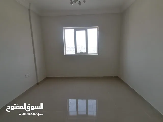احمد/ غرفة ماستر وصالة اول ساكن بناية حديثه للايجار السنوي
