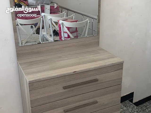 ميز تواليت نظيف جدًا ومستخدم استخدام بسيط