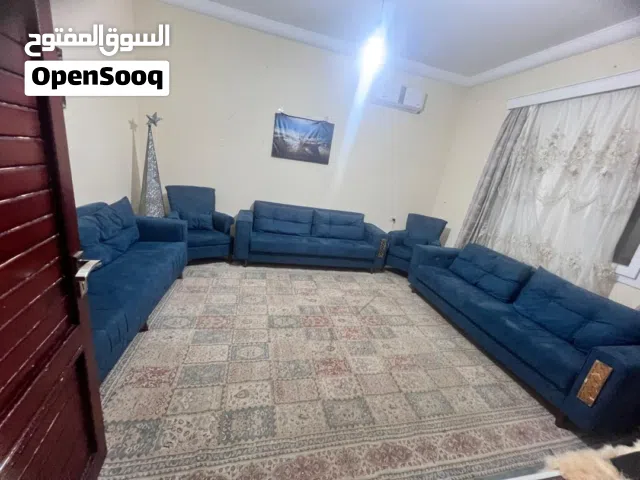صالون تركي قماش معالج يفتح سرير وفي تخزين خمسه قطع زوز فرديات وثلاثه سعر 2000 دينار مكان طرابلس
