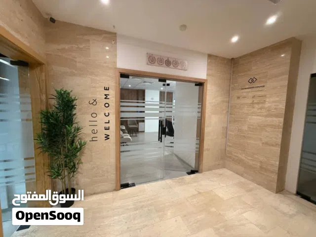 مكاتب مخدومة و مفروشة  للايجار مركز اعمال Fully serviced and furnished offices for rent