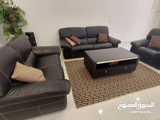 صالون جلد اسود ايطالي، مع طاولة قهوة سوداء ايطالية الصنع