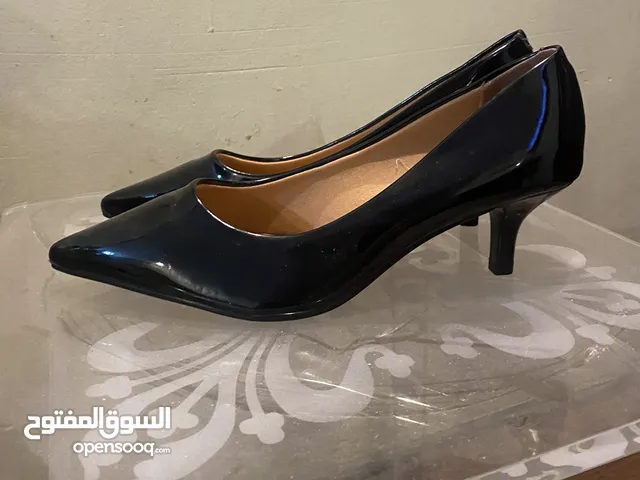لبيع كعب اسود ماركة Vizzano