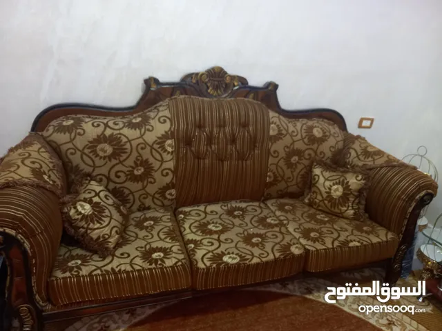 طقم كنب 7 مقاعد بحالة ممتازة