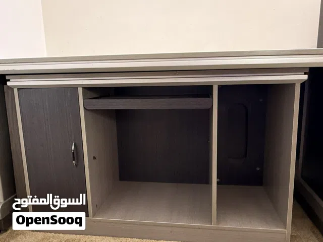 مكتب كمبيوتر/دراسة للبيع بحالة جيدة جداً مع طاوله صغيره