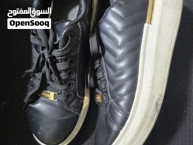 حذاء اسود و ذهبي أنيق و نظيق سيدات