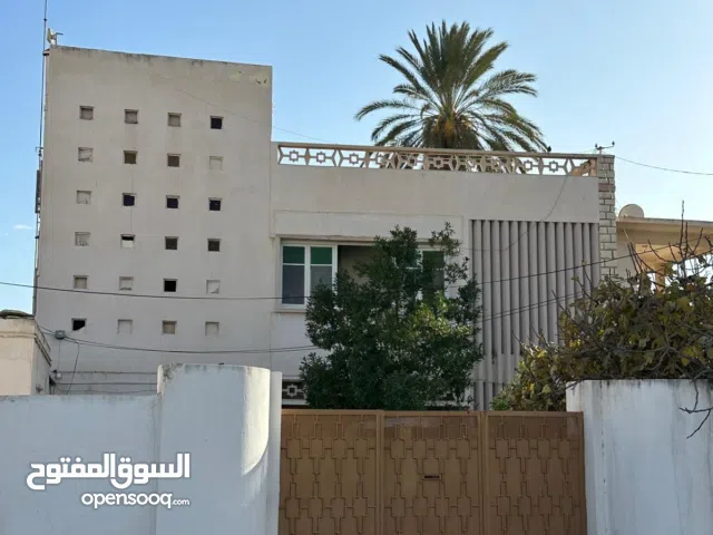 À vendre villa à deux étages sur une superficie totale de 1215 m2