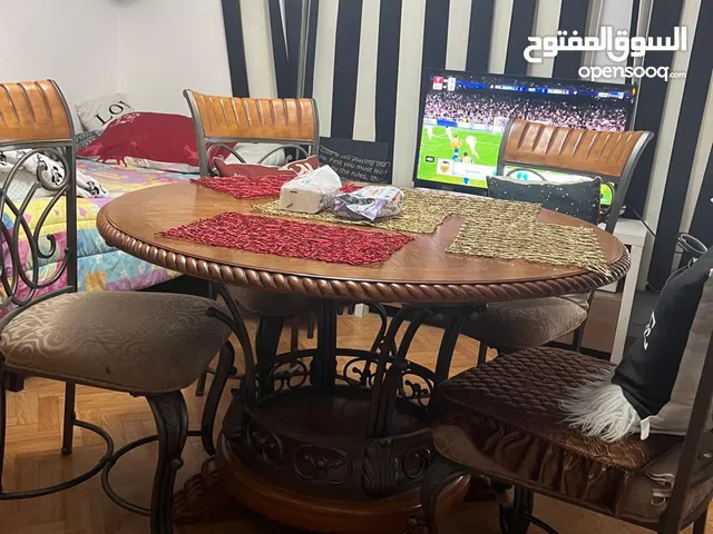 طاولة طعام و سفرة مع اربعة كراسي  مع بوفيه