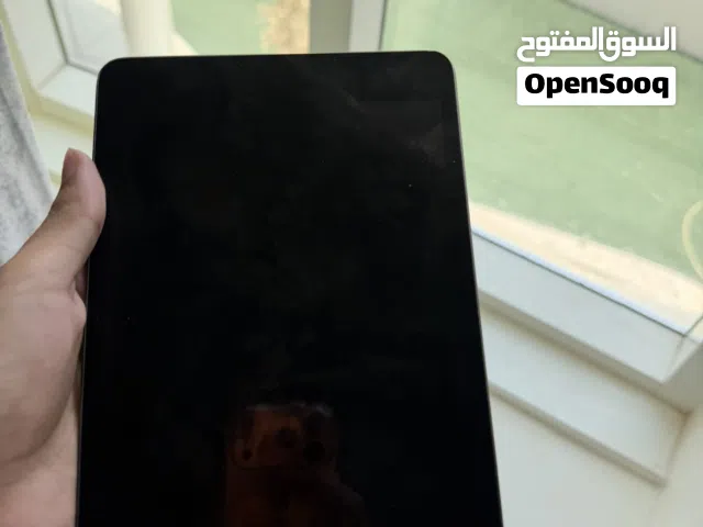 ايباد مني 5نضيف بس فيه ضربه بسيطه ما ماثره عليه الباقي اموره تمام