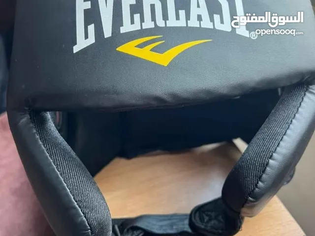 خوذة EVERLAST حماية رأس رياضيه للألعاب القتاليه اصليه ميه بالميه بحالة الوكاله فعليا وعلى الفحص