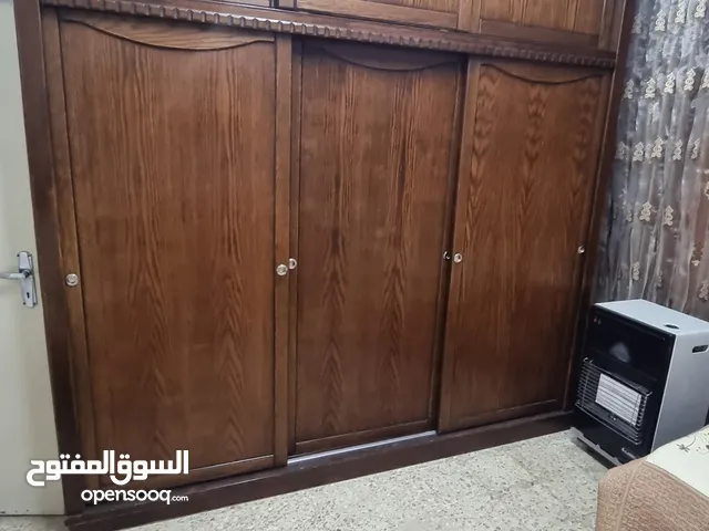 غرفة نوم شبابية خشب لون بني سريرين مفرد و خزانة كبيرة