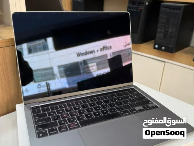 MacBook Pro 2022 M2 بحالة ممتازة وكفالة 6 أشهر