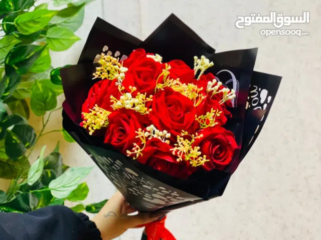 باقة مكياج مع الورد  محتويات الباقة  اي شدو ب الوان زهرية  تنت فيونكة للخدود والشفاه السعر40