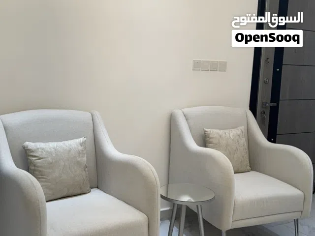 طقم كراسي للصالة ، نظيفة وجديدة اللون والتصميم راقي وجميل
