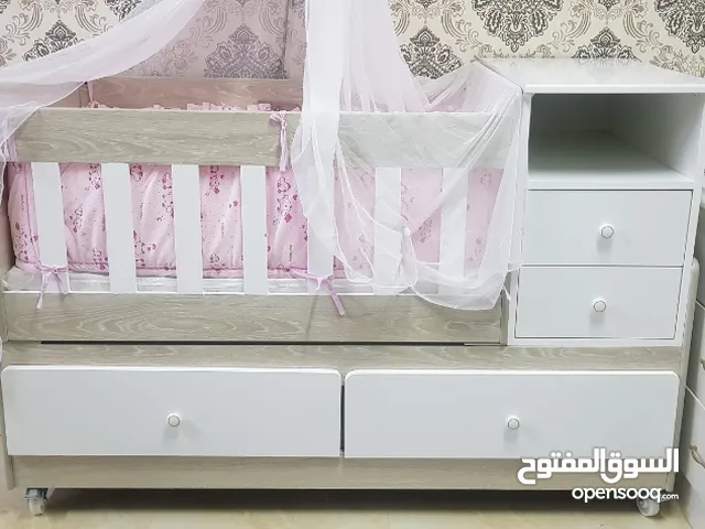سرير مولود جديد تفصيل غير مستخدم بدون الفراش حجم كبير