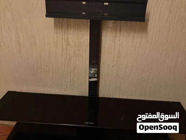 طاولة حامل للتلفزيون بحالة جديدة ونظيفة استعمال شهرين فقط