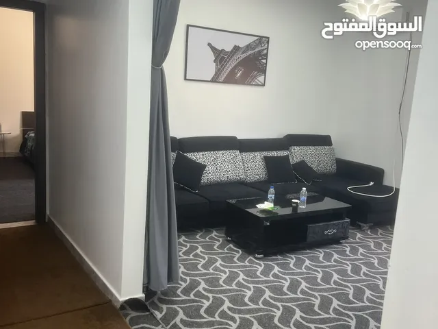 شقه للبيع 7000 قاريونس ..عماره اربعات ..دور الثاني