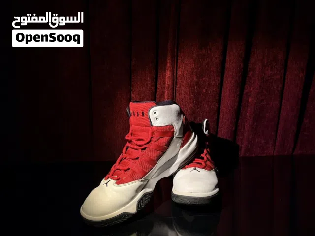 مستعمل قليل Nike Air Jordan max aura gym red shoeحذاء نايك اير جوردن ماكس ابيضّ و اسود و احمر اصلي