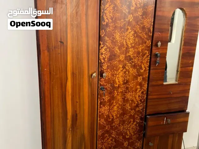 دولاب خشب نضيف