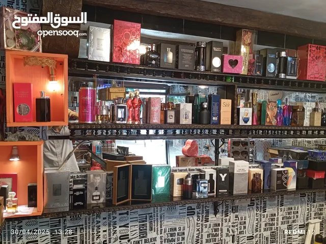 مستلزمات وعدة محل عطور وهدايا  للبيع يشمل الارفف والبترينات ( الاثاث خشبي انتيك )