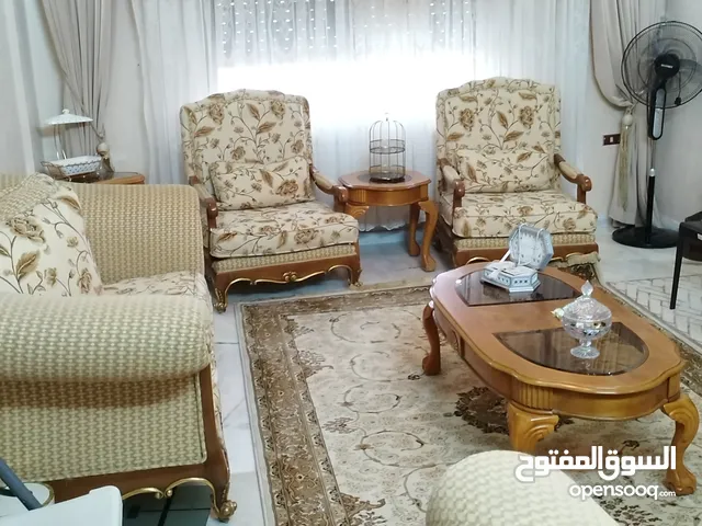 طقم كنب مصري حفر ثقيل من الصنف الأول . مقاعد عدد ( 7 ) . طاولة وسط مطرزة بالكامل .