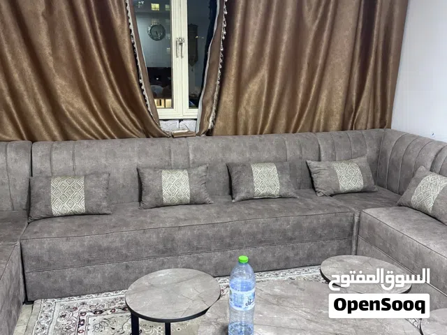 كنب للبيع استعمال خفيف مع الطاولات
