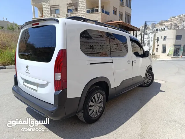 مطلوب ركز مطلوب سيارة بيجو ريفتر اوتامتيك ضروري تكون اوتامتيك
