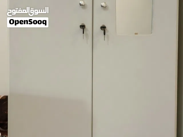دولاب بابين باب ارفف وبه درج وتخزينه وباب شماعه