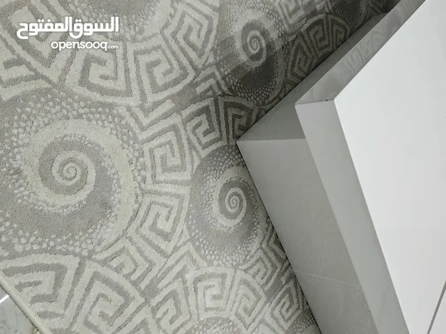 طاوله وسطيه لون ابيض مستعمله