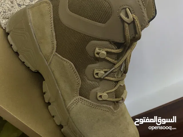 حذاء عسكري جديد