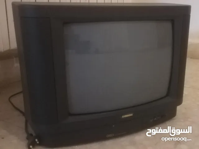 تلفزيون صغير مع قاعدة تلفزيون