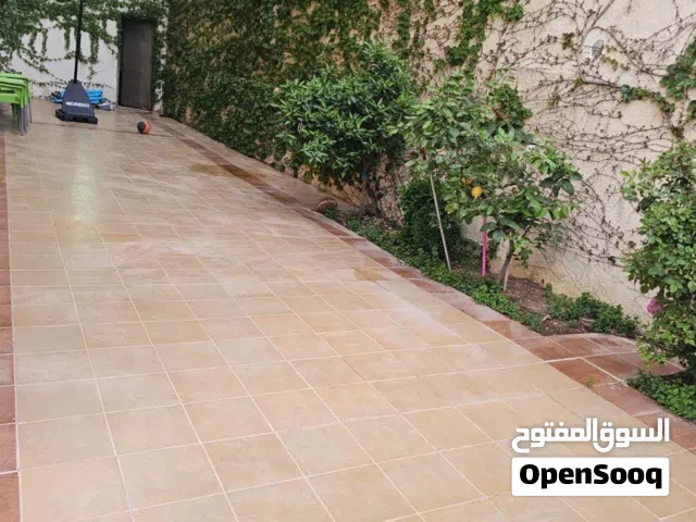 شقه ارضيه مميزه في ارقى مناطق عمان حي الكرسي  مع إطلالات جميله ومساحه واسعه 450 متر