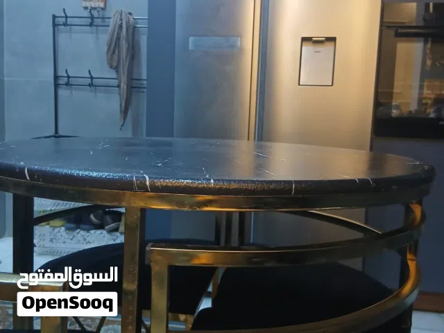 ميز مطبخ جديد غير مستخدم قياس 90عرض.     ارتفاع 85