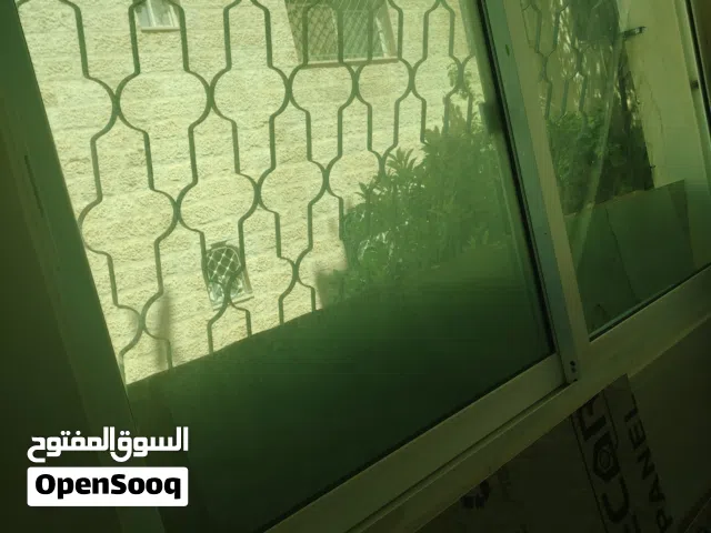شباكين عرض مترين ب ارتفاع 125 بحاله ممتازه مع مناخل جديده
