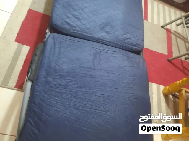 سرير لفرد واحد قابل للطي ,وكرسي قابل للطي سهل التخزين للأماكن الصغيرة بالإضافة لكرسي قابل للطي