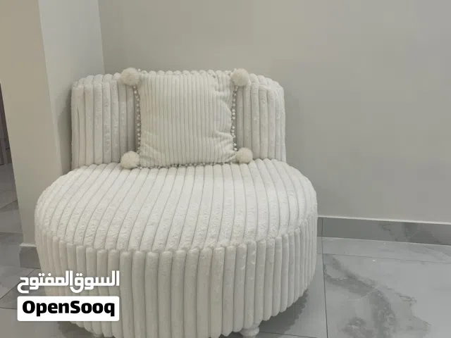 كنبه ومجموعة اغراض