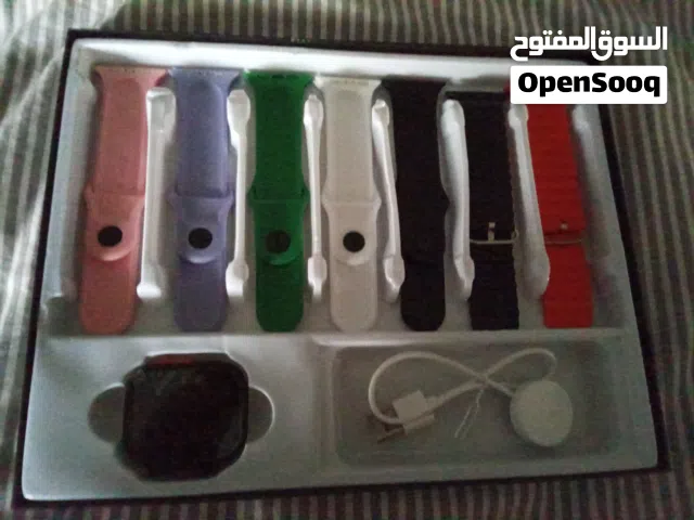 ساعة إلكترونية مع سبع كساتك في سبع الوان متعددة (الساعة جديدة و غير مستعملة) مع شاحن