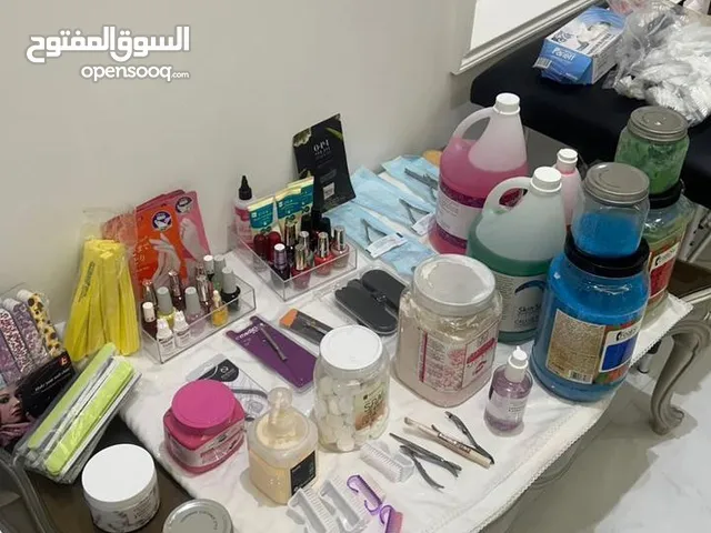 للبيع اغراض صالون شامل مغسله وسرير المساج وادوات البديكير والمنيكر