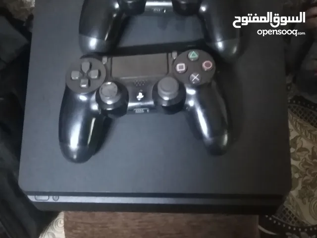 بلايستيشن 4 سلم 500 جيجا بحالة الوكالة جهاز جداً نظيف ولا شخط ختم الشركة معه يد اصليه والثانيه كوبي