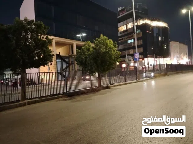 مخازن تجارية بموقع استراتيجي في إربد مناسبة للوكالات - فرصة استثمارية مميزة